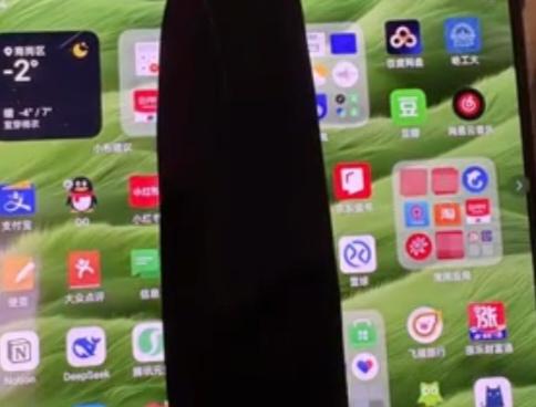 多名网友吐槽到了东北手机折叠屏幕被冻坏，折叠屏换屏可达近7000元。已有不少网友