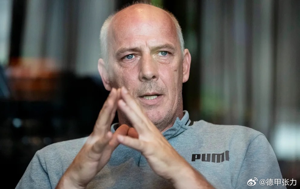 为了抗议纳格尔斯曼再次将吕迪格召入国家队，德国足坛名宿巴斯勒宣布主动取消自己的德