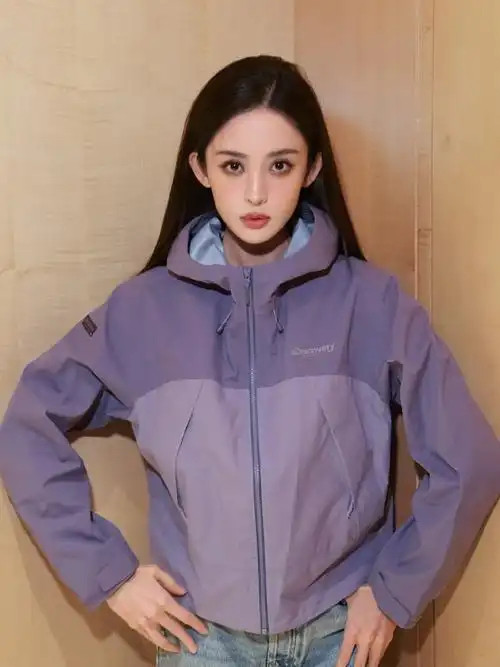 冲锋衣好不好看，得看谁穿。[并不简单]​​​