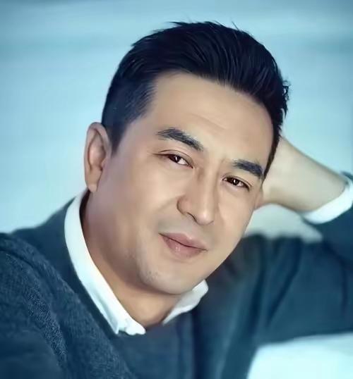曾经，张嘉译的前妻杜珺，竟然当着媒体的面，怒斥：他之所以娶我，就是想利用我，靠我