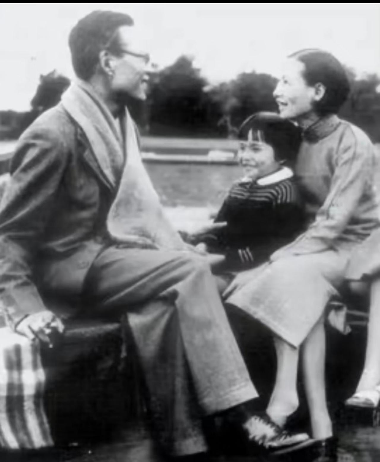 很多人把这张1935年北平天坛拍的老照片，当成梁思成林徽因一家三口的合影，其实根