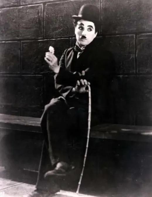 1954年，周总理宴请卓别林吃北京烤鸭，遭到了卓别林拒绝。他表示自己从不吃鸭