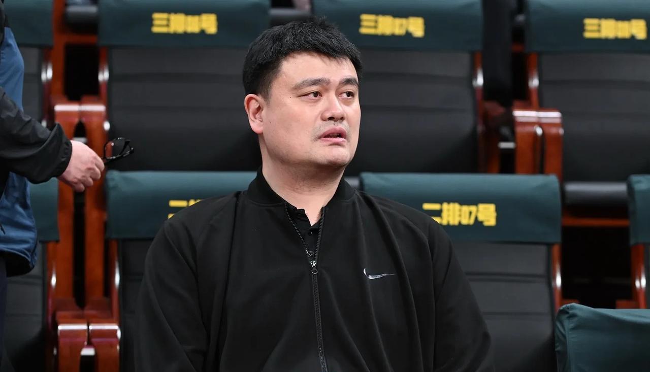 这么一对比，杨瀚森真是前途无量！目前，杨瀚森完成了两场NBA季前赛的比赛，首场