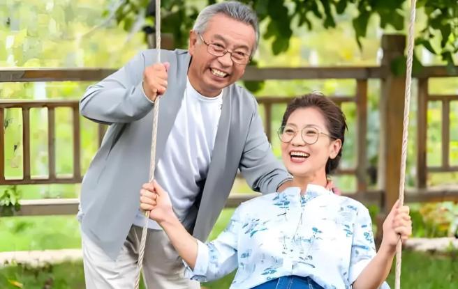 7月4日报道，上海一62岁女子，发现丈夫和自己闺蜜搞在一起了，愤怒结束35年婚姻