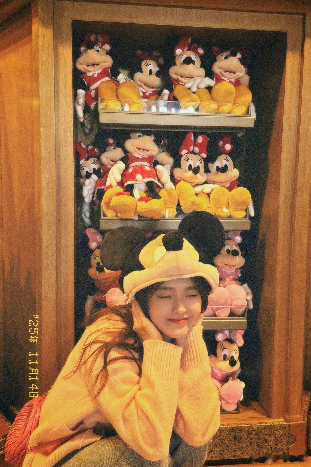 每次看到张佳宁微笑的模样，心情都不自觉地跟着变得明媚起来，她真的好甜啊，看到她感