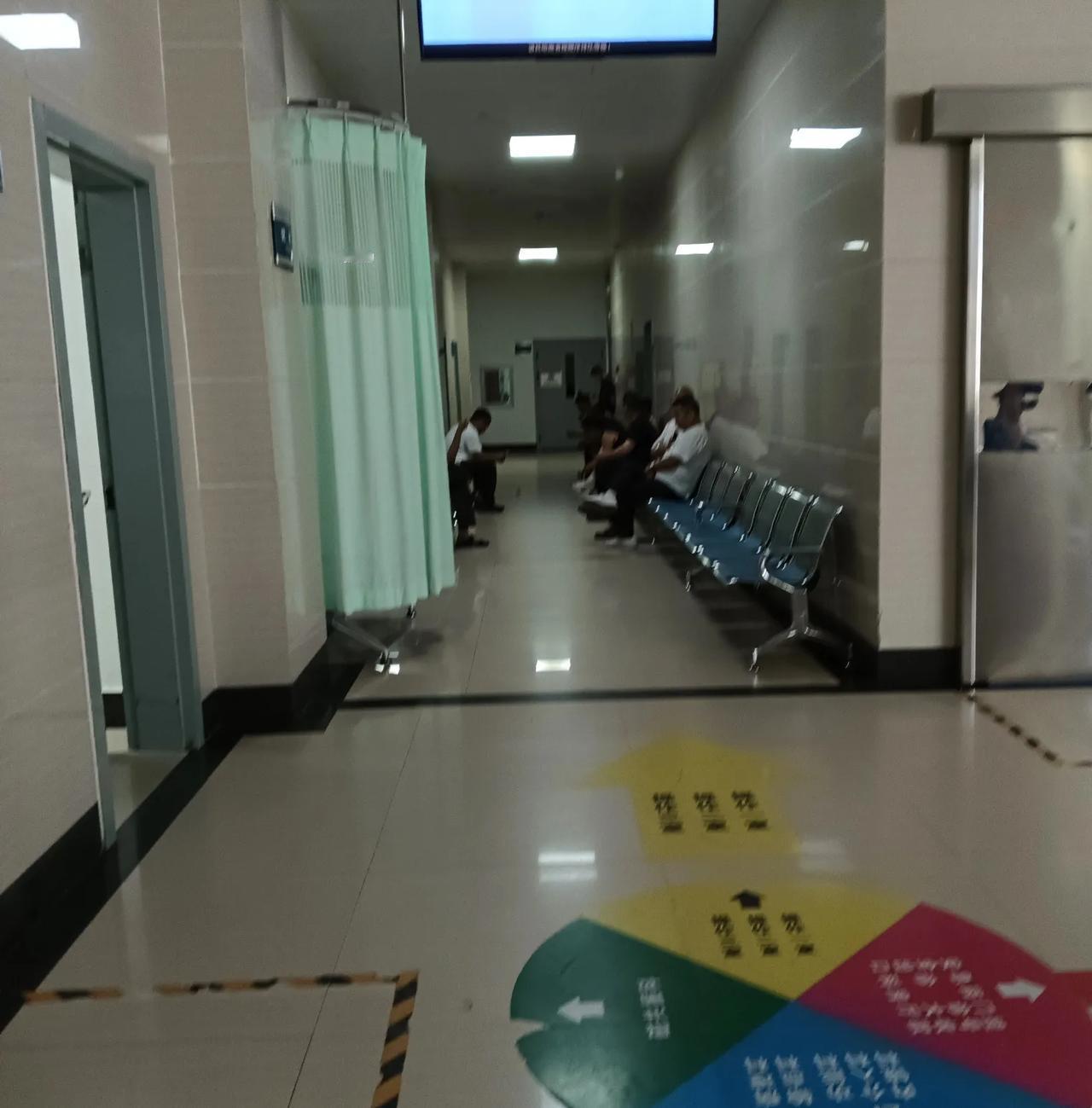 吐槽一下本地三甲医院的骨科主任，真可笑。近来，我就是盘腿，跷二郎腿时腹股沟疼。我