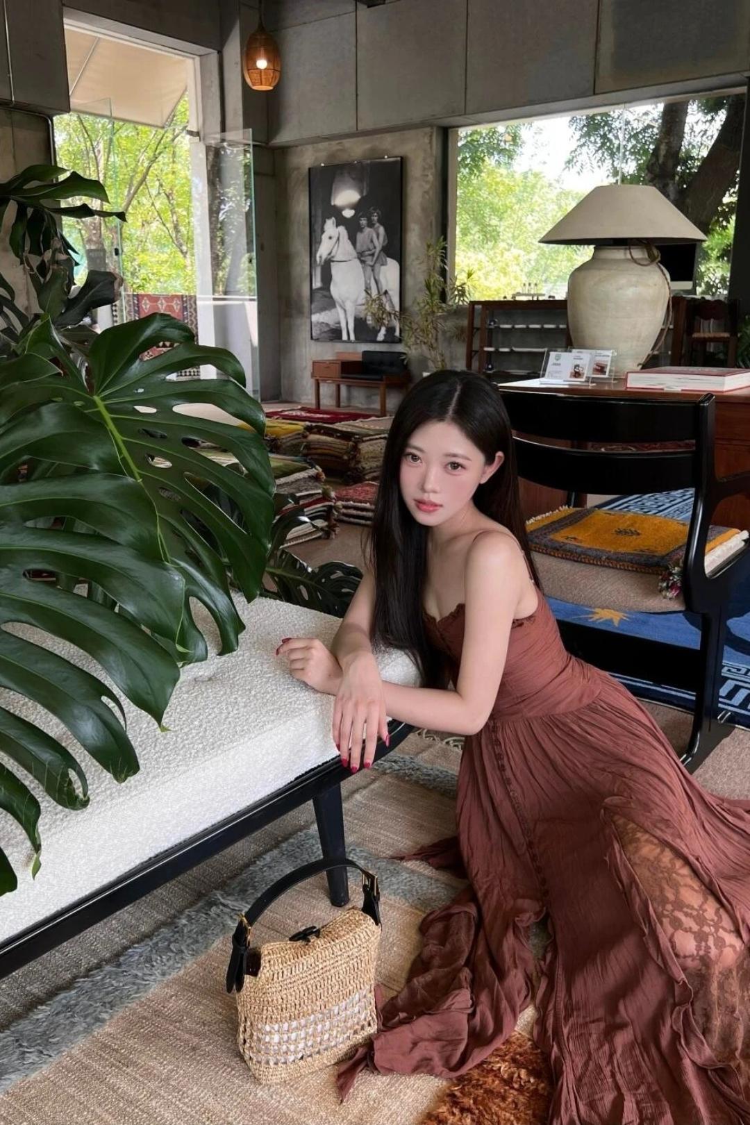 少女摄影|NO.0123期清甜少女松弛氛围感随拍焦糖吊带连衣长裙+藤编手提包