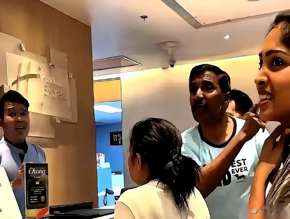 看了好笑，一个印度女人在上海做了美甲，做完了不给钱，还说我是印度人，我任何地方