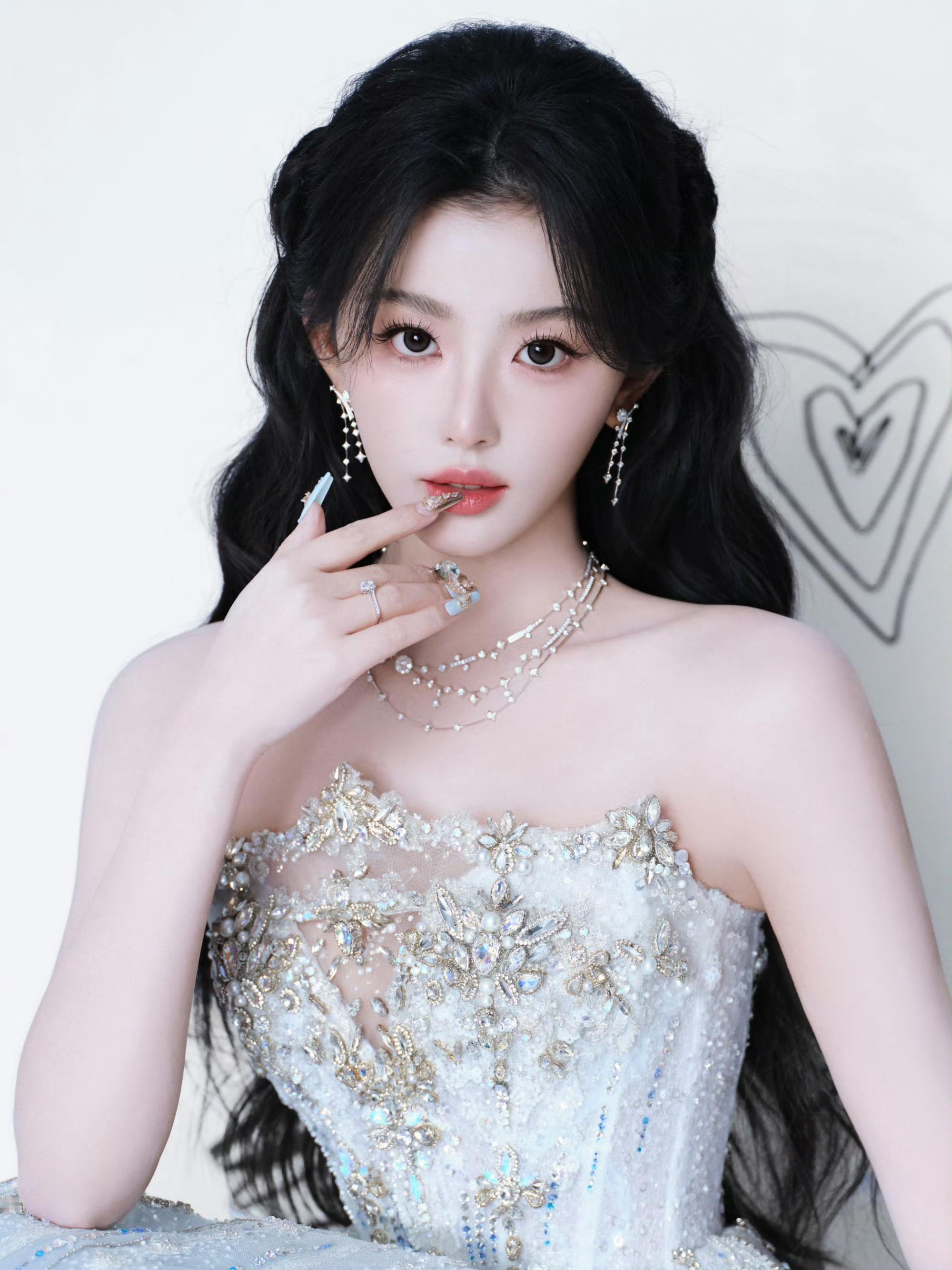 孔雪儿邪恶水蜜桃洗白了孔雪儿将郑楚玉演绎得太出彩，美而萌，把表妹这个角色演活啦。