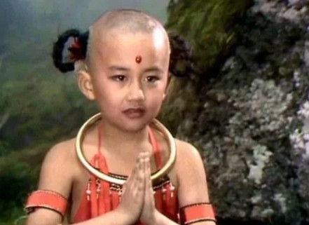 1985年，拍摄《西游记》时，红孩儿赵欣培死死地抓着自己的裤子：不给我穿裤子，我