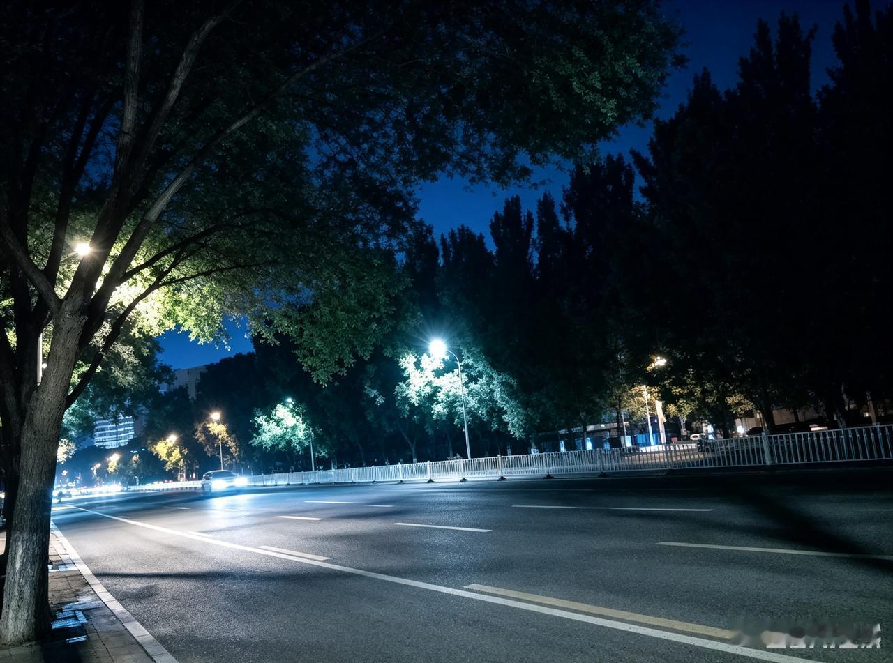 上联：一径晚风随夜至下联：万家灯火待人还对对联