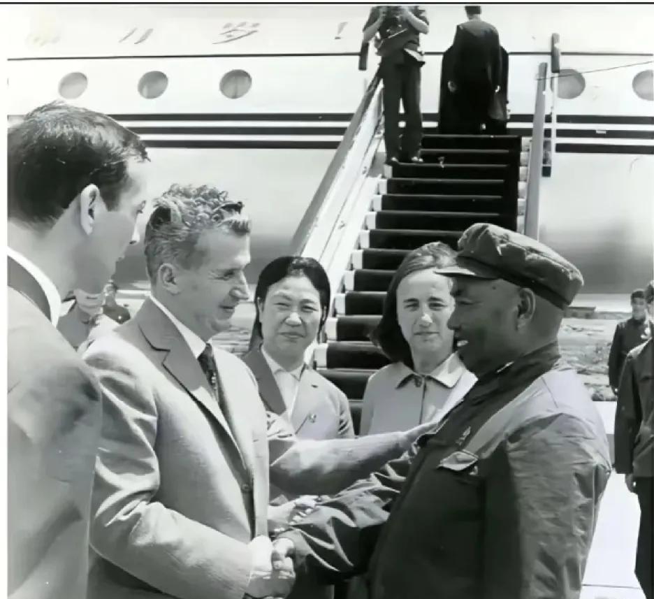 70年代某一天，南京机场见证庄重时刻。时任南京军区司令员的许世友将军，与夫人田普