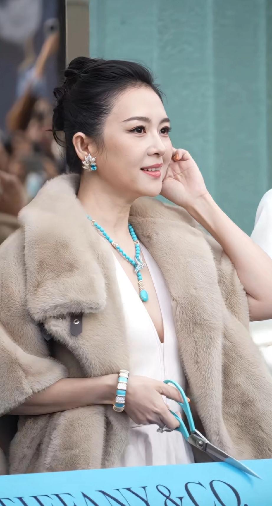 听说章子怡变了样，一眼看过去人山人海的看她近期活动现场，还真是，富态了好多，