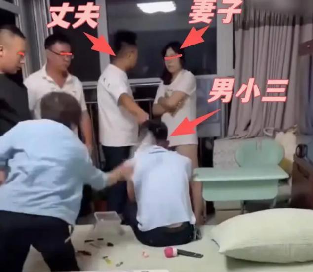 孕期出轨还带情人回家，这女人把婚姻底线踩得稀碎！12月26日网上疯传的那段抓