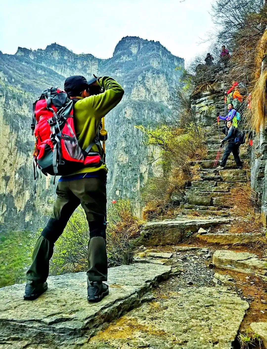 徒步旅行在年轻群体中比例越来越高，周末去了一趟新乡，正好早上5点多到达火车站，在