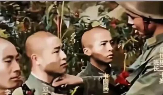 老山战役前线，四名敢死队执行住务出发前的最后留影！镜头下的他们四个朝着国旗，刷刷