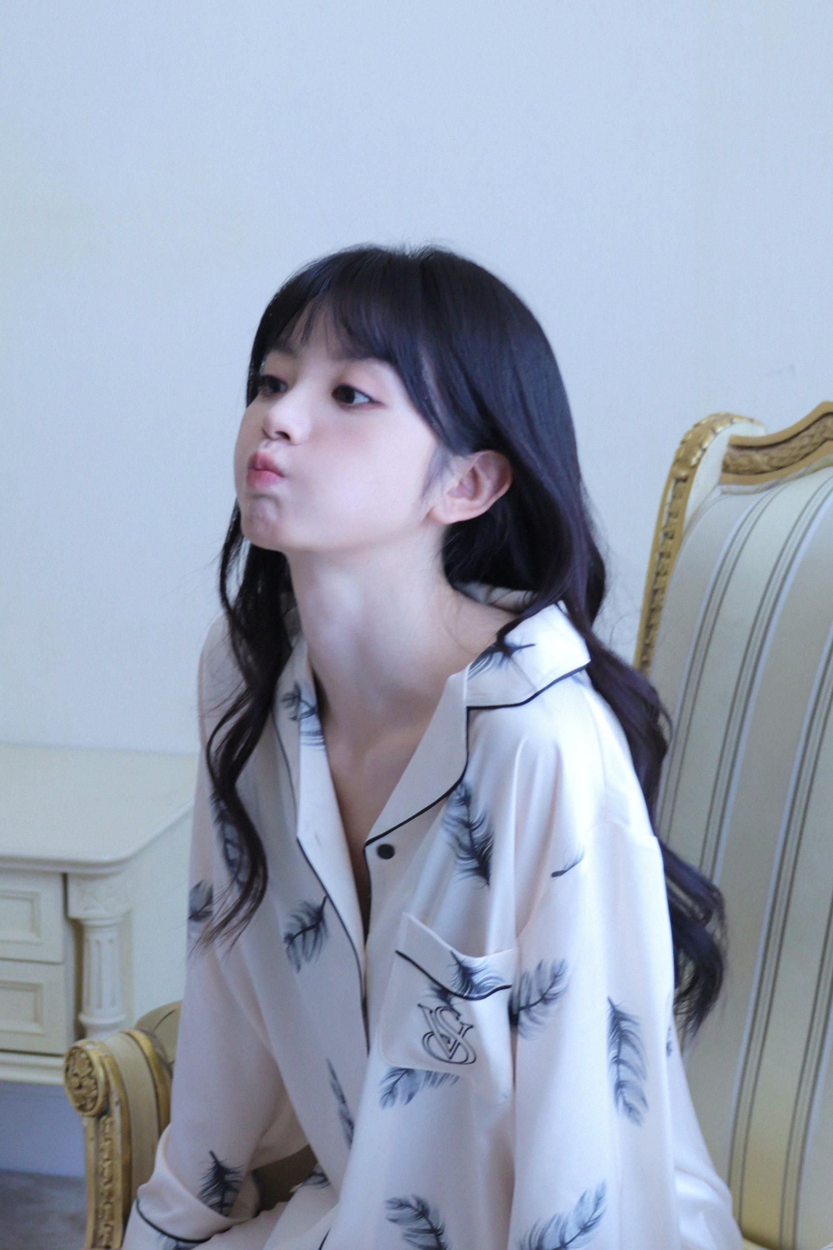 田曦薇：云朵缱绻似画，走入少女的白日梦境。田曦薇