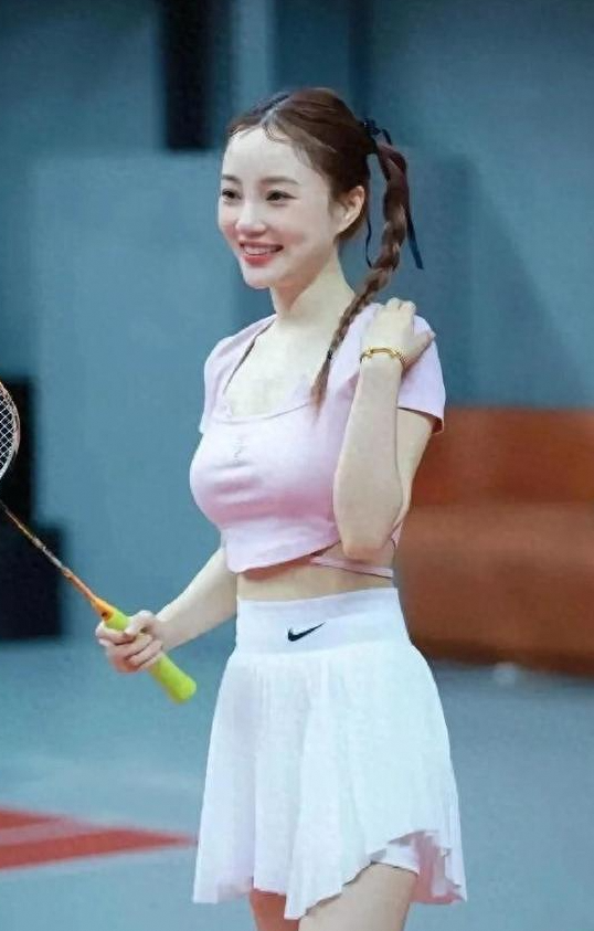 43岁还能拥有这般颜值身材，李小璐是如何做到的？