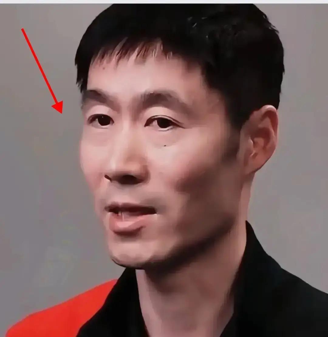 诗栋被张本吼懵了，球拍像灌铅，关键分全丢。王励勤脸色铁青，心里只剩一句：小