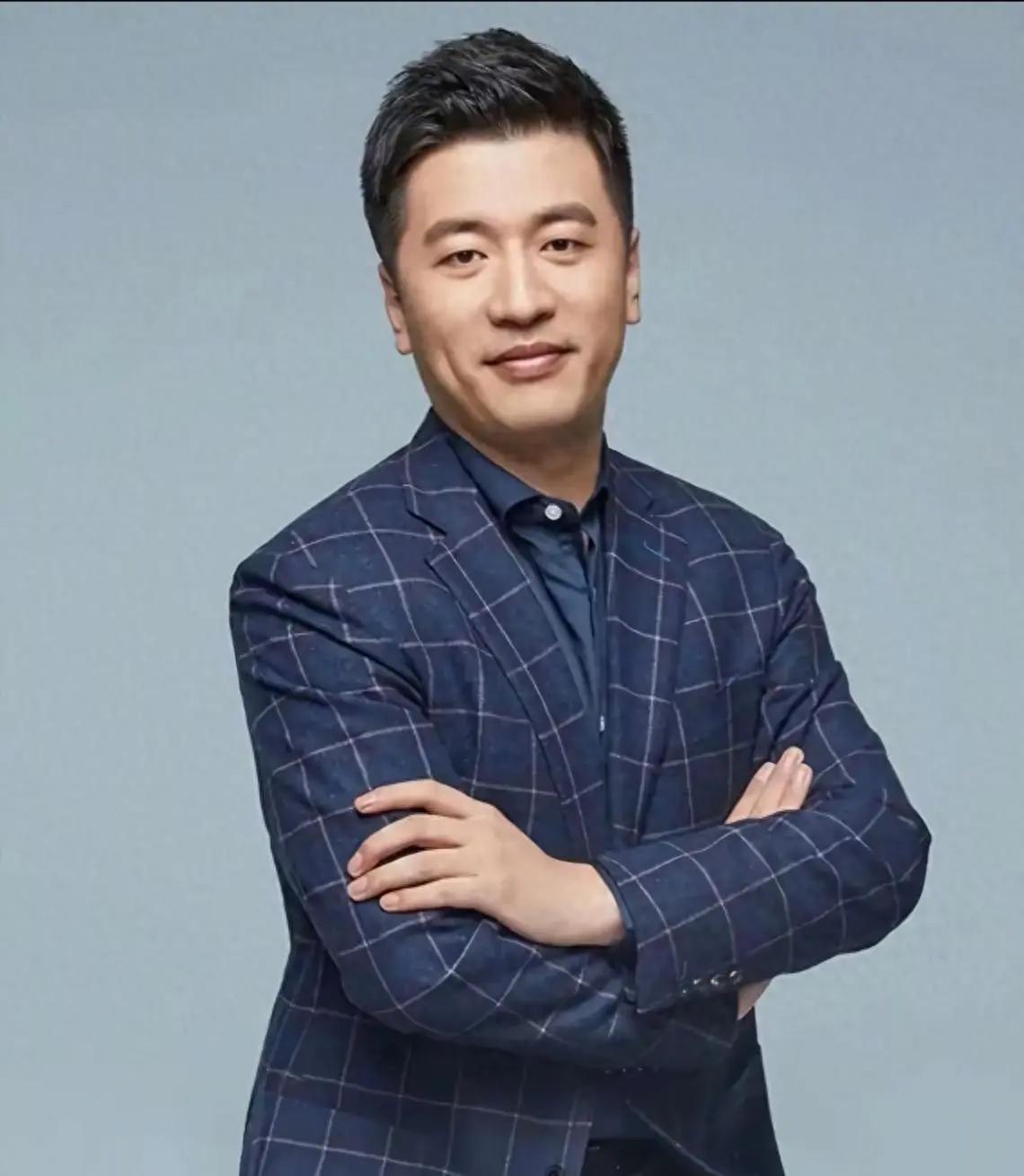 张雪峰去世后，他公司可能会有这两个结果：第一，妻子李丽婧接替他主管。妻子李丽