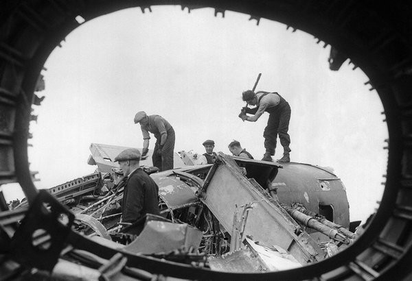 1940年英国工人拆解德国轰炸机：废金属如何重铸为反击武器