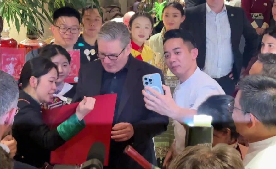 英国首相斯塔默来华第一餐现身北京三里屯某云南菜馆