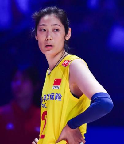 朱婷又丢冠了，这次输在哪？就今天凌晨，女排世俱杯决赛，朱婷在的科内利亚诺，1比