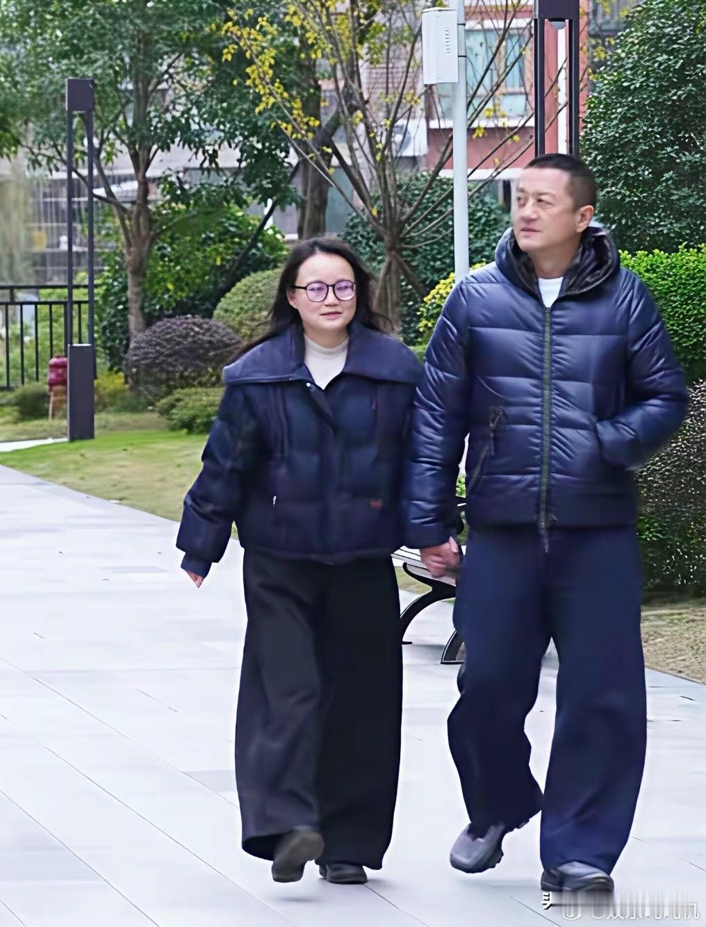 李嫣很爱她的父亲李亚鹏大家都知道他有三个女儿大家也知道李亚鹏不说都没人知道，