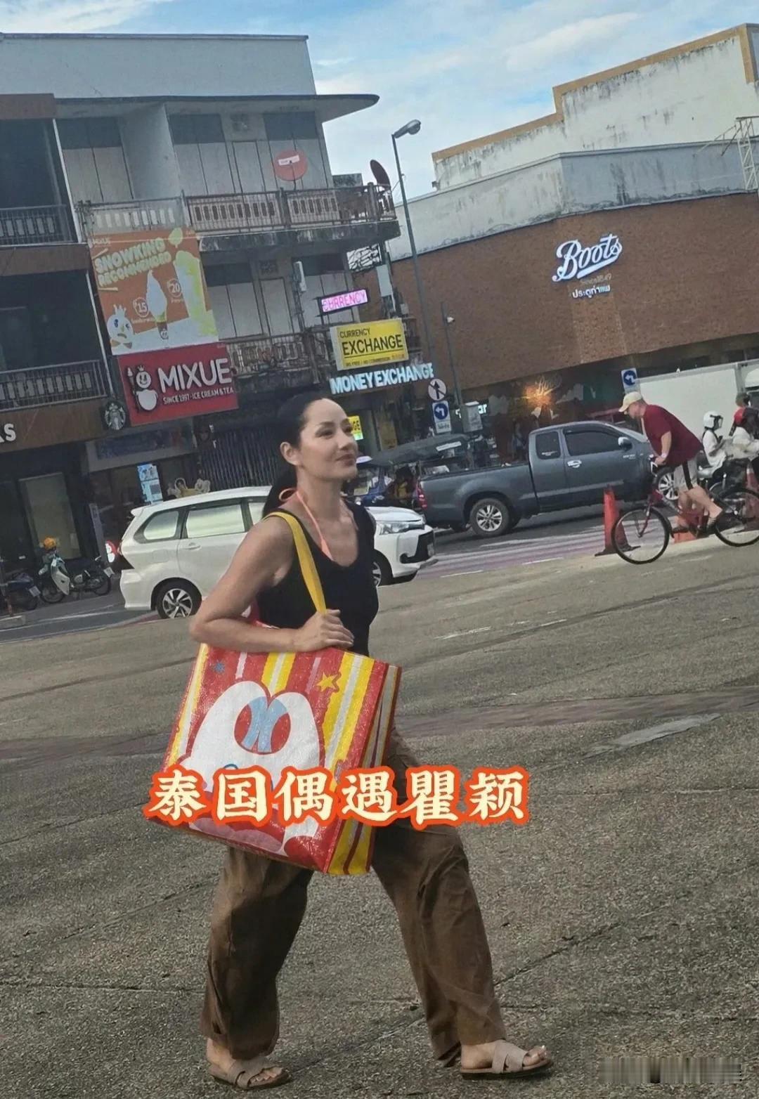 瞿颖这松弛感绝了哈，这是把菜市场走成了秀场，到哪都是她的T台！她在泰国被被人偶