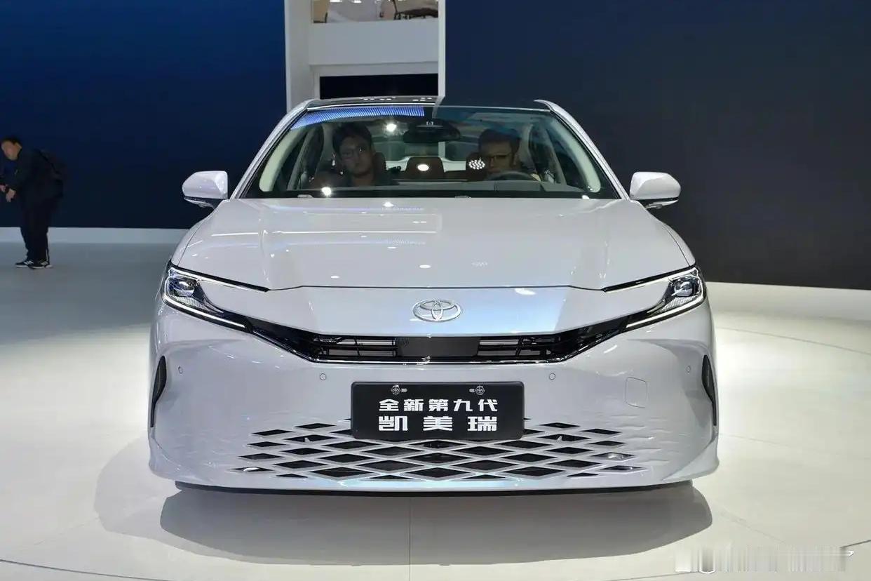 凯美瑞还是B级车冠军，但降了5万一个矛盾的事实：2026年上半年，凯美瑞卖了