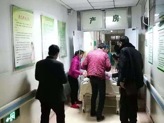 孕妇产子后不停哭, 婆婆抓住她的手, 说了这样一番话