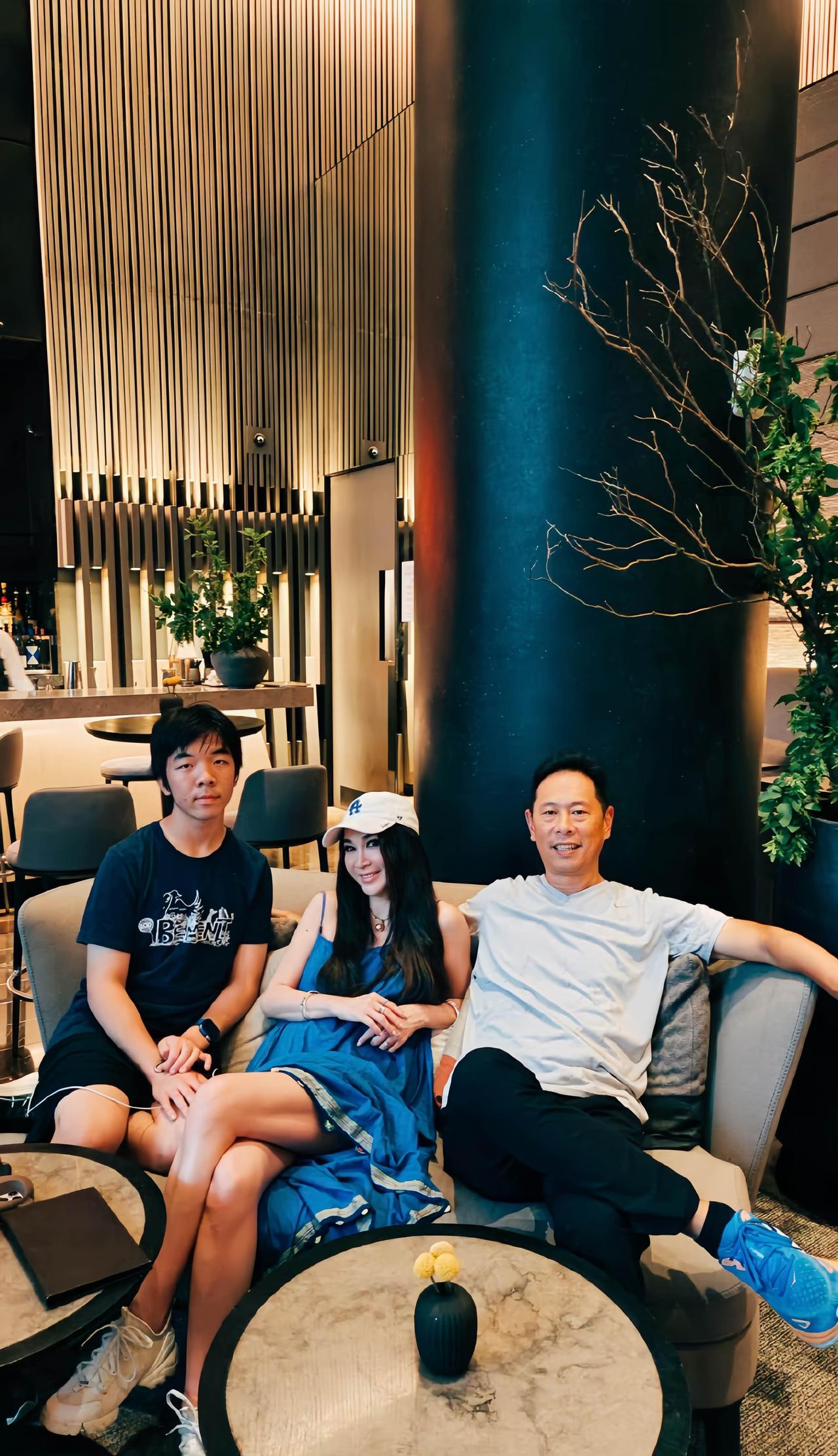 近日，温碧霞晒一家三口温馨合照，58岁的她，真的太美啦。看到现在的温碧霞，仿