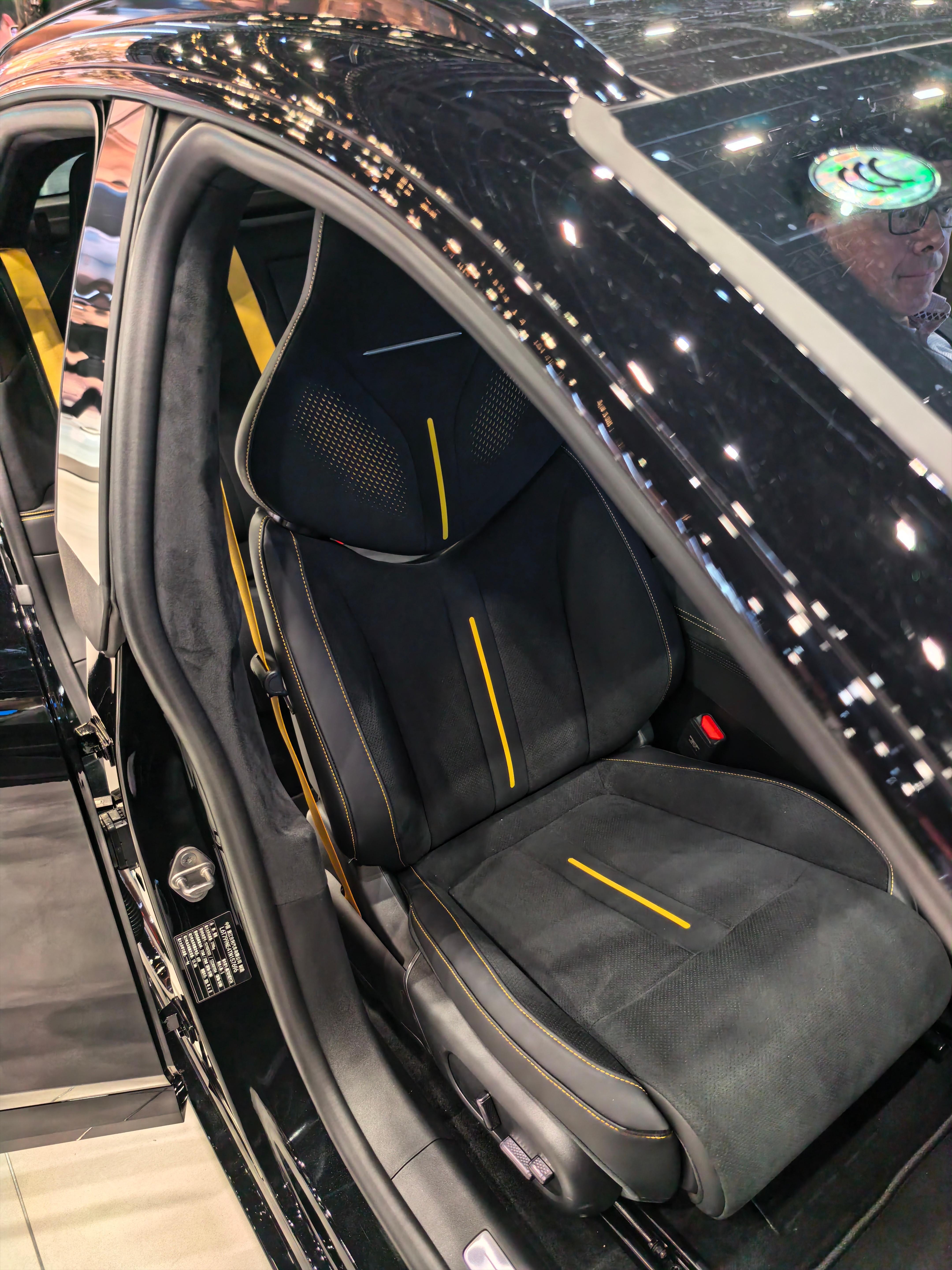 极氪的审美也越来越高级了图四黑内饰，配了条金黄色安全带