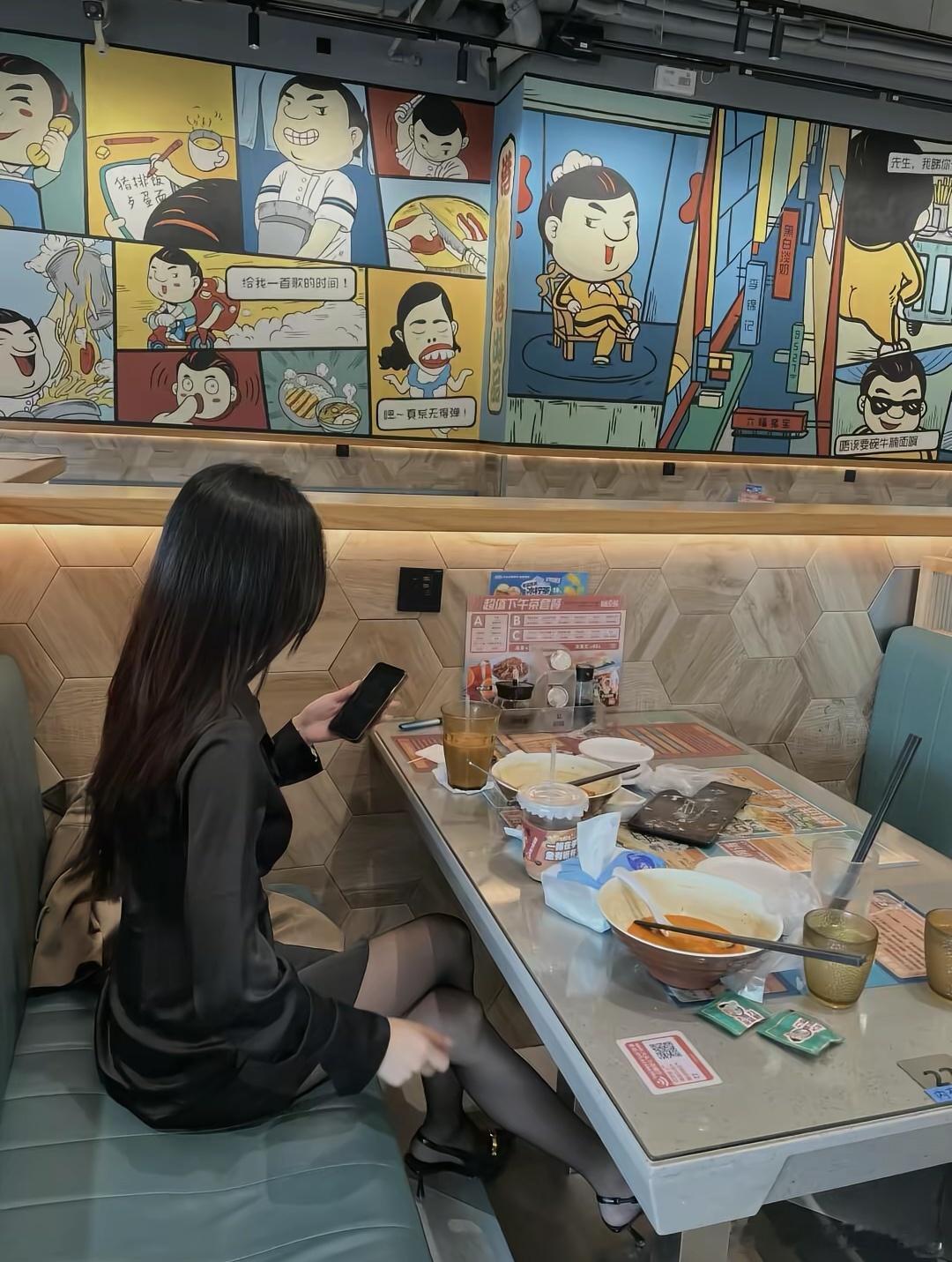 今天穿什么黑色连衣裙颜控正义日记的红包绘梦长廊