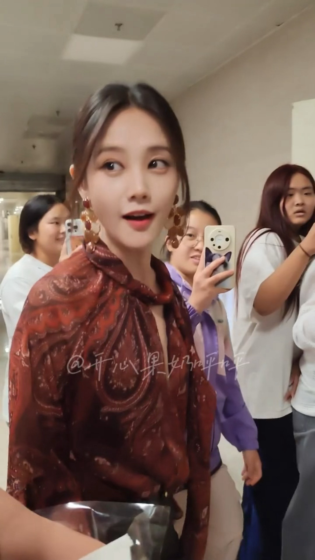 李一桐经常投喂的漂亮姐姐🥰🥰🥰李一桐下班给粉丝分小零食​​​