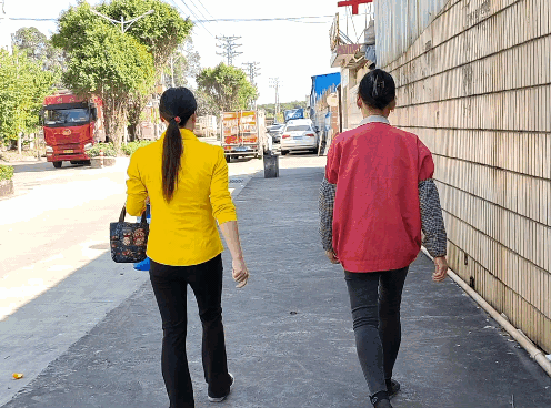 冬日生活打卡季老婆和厂妹一起走，为什么总感觉厂妹身材好呢？我问自是不是有些不安份