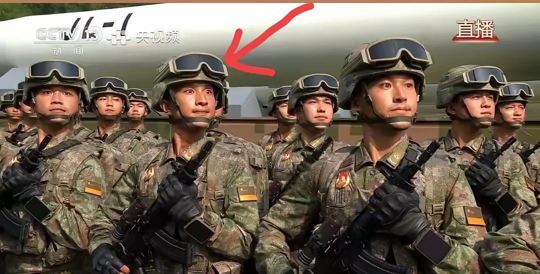 这位军人小哥哥的眼神太出圈了。大家都被阅兵场上方队的气势所震撼——这