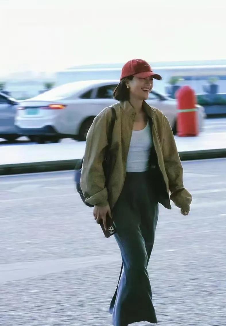 朱丹的中年穿搭也太会了！✨卡其色夹克+白色背心+灰色半身裙，再配上一顶红色棒球