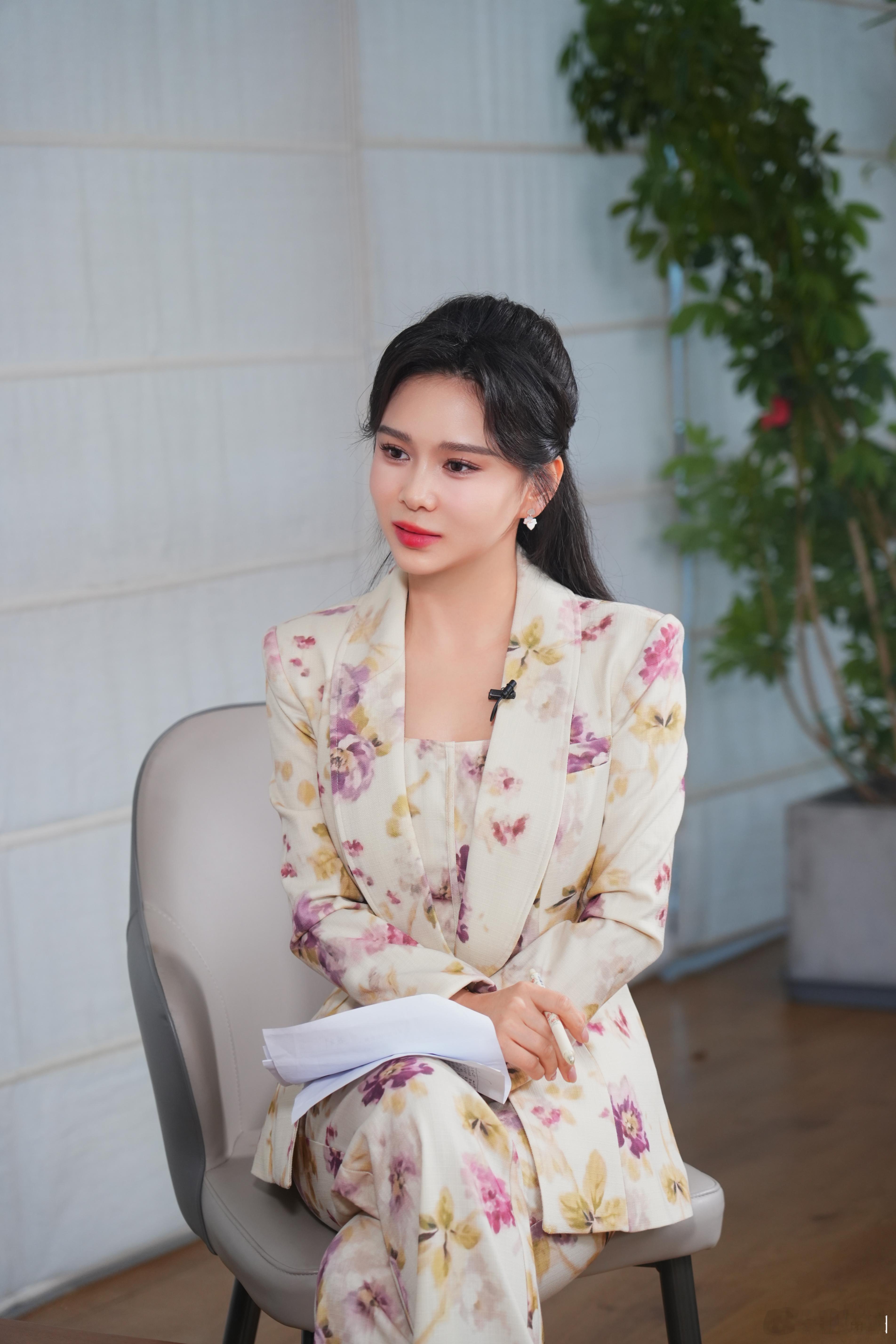 主持人刘美希时尚穿搭西装并非只是职场的专属，搭配不同的配饰和鞋款，瞬间可以变身