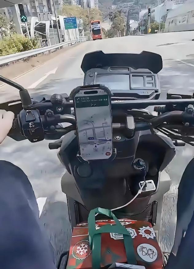 一名香港小伙为了省钱，选择在深圳租房居住。白天回香港跑外卖，谈及收入他说：香港每