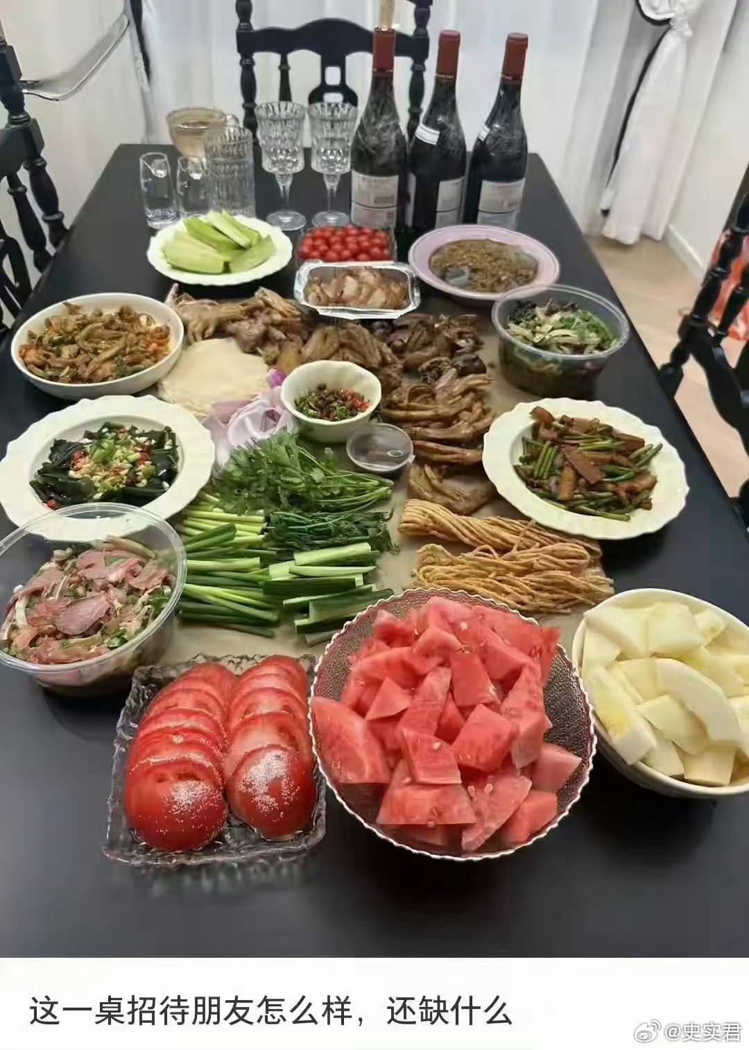 网友：这一桌招待朋友，还缺什么？