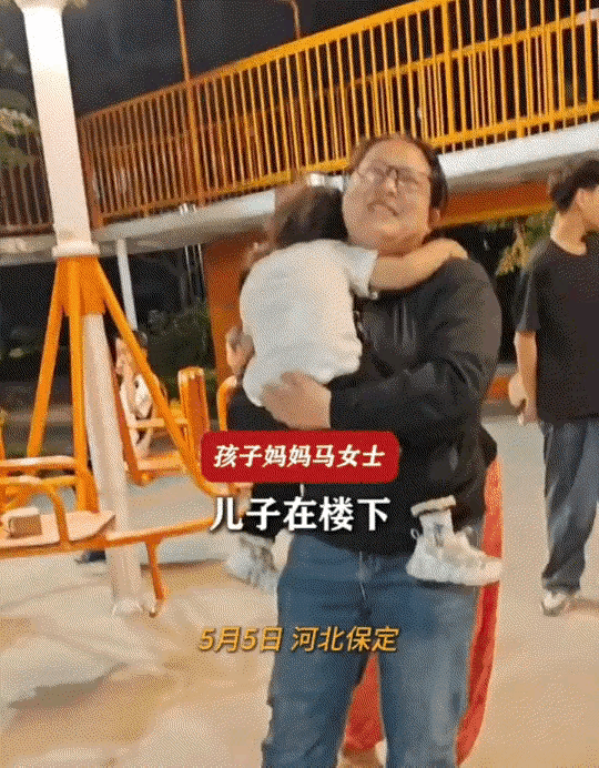 河北保定暖心又好笑一幕！哥哥带着两岁妹妹下楼玩耍，妹妹突然一把扑进陌生阿姨怀