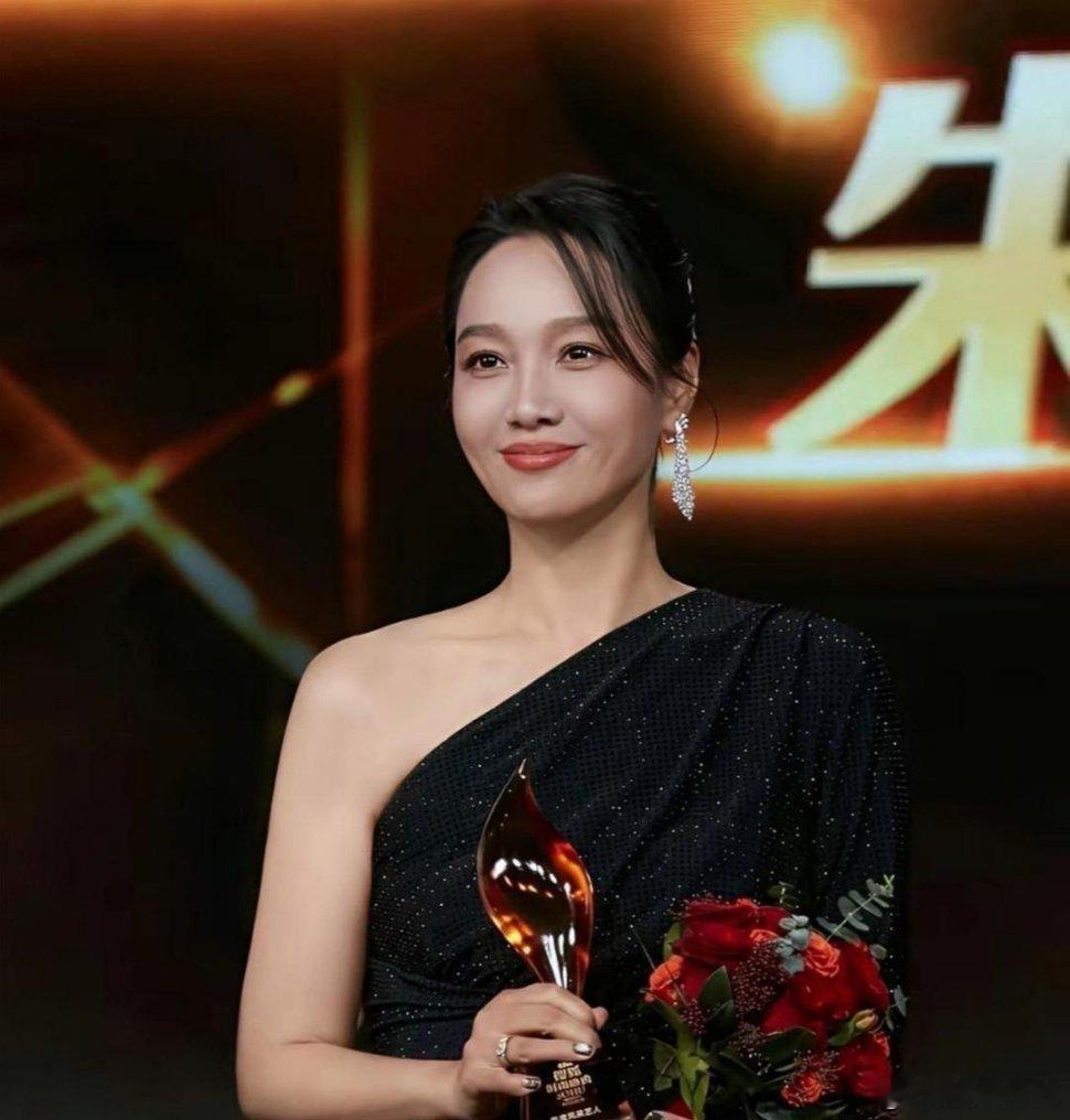 现在谁还敢说朱丹主持不行？刘宇宁领奖时说“因为我的出身可能低一些”，气氛一下子就