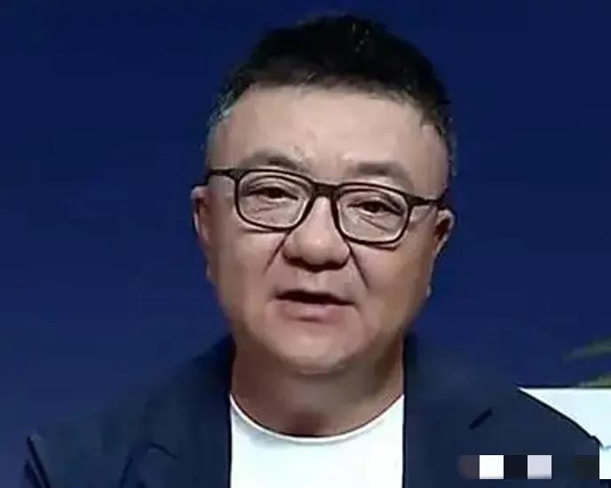 董路再爆惊人言论，久尔杰维奇被批得一无是处。董路说：“久尔杰维奇不换人理解不了
