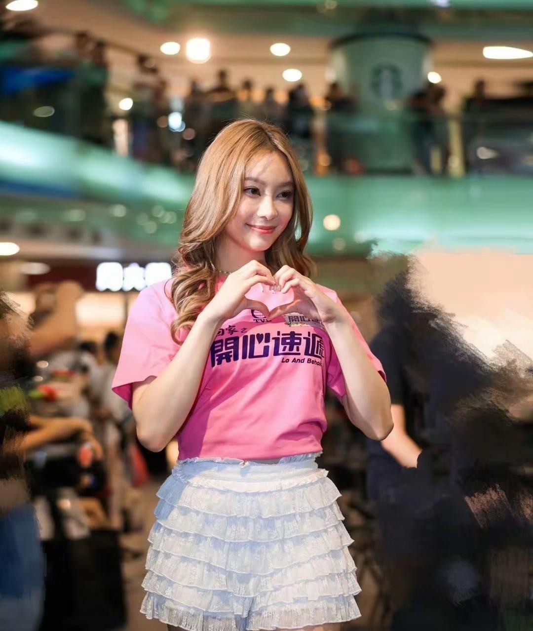TVB小花叶蒨文最近又成了话题中心！靠《爱回家》圈粉无数的她，这次晒出婚纱照直接