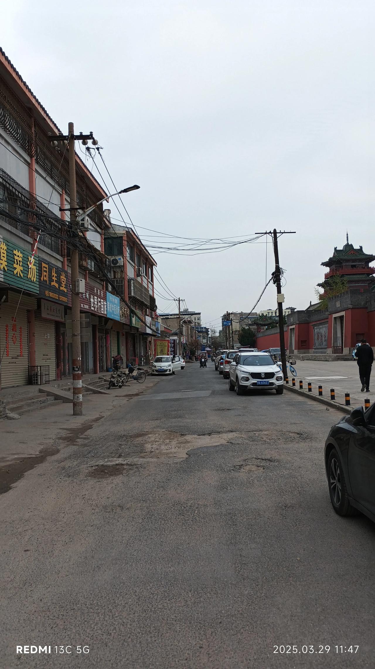 这里是开封市小纸坊街。位置在开封市中心偏西，在大纸坊街南边约一百米左右。东西走向