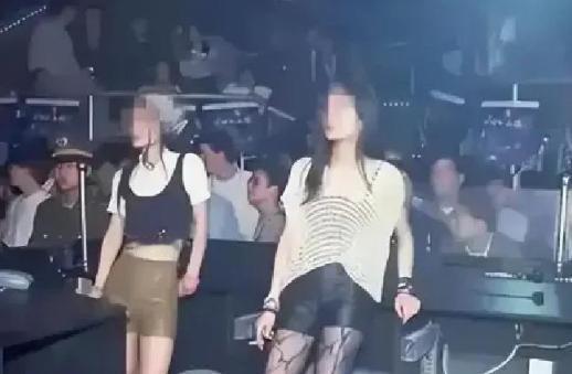 1993年，一名男子在市中心金座卡拉OK因为和他人抢麦克风，竟然当众开枪误杀19