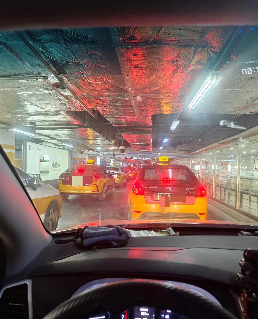 打网约车的人群越来越多了，核心就俩字：省心。就自己前两天在北京南站打出租车去