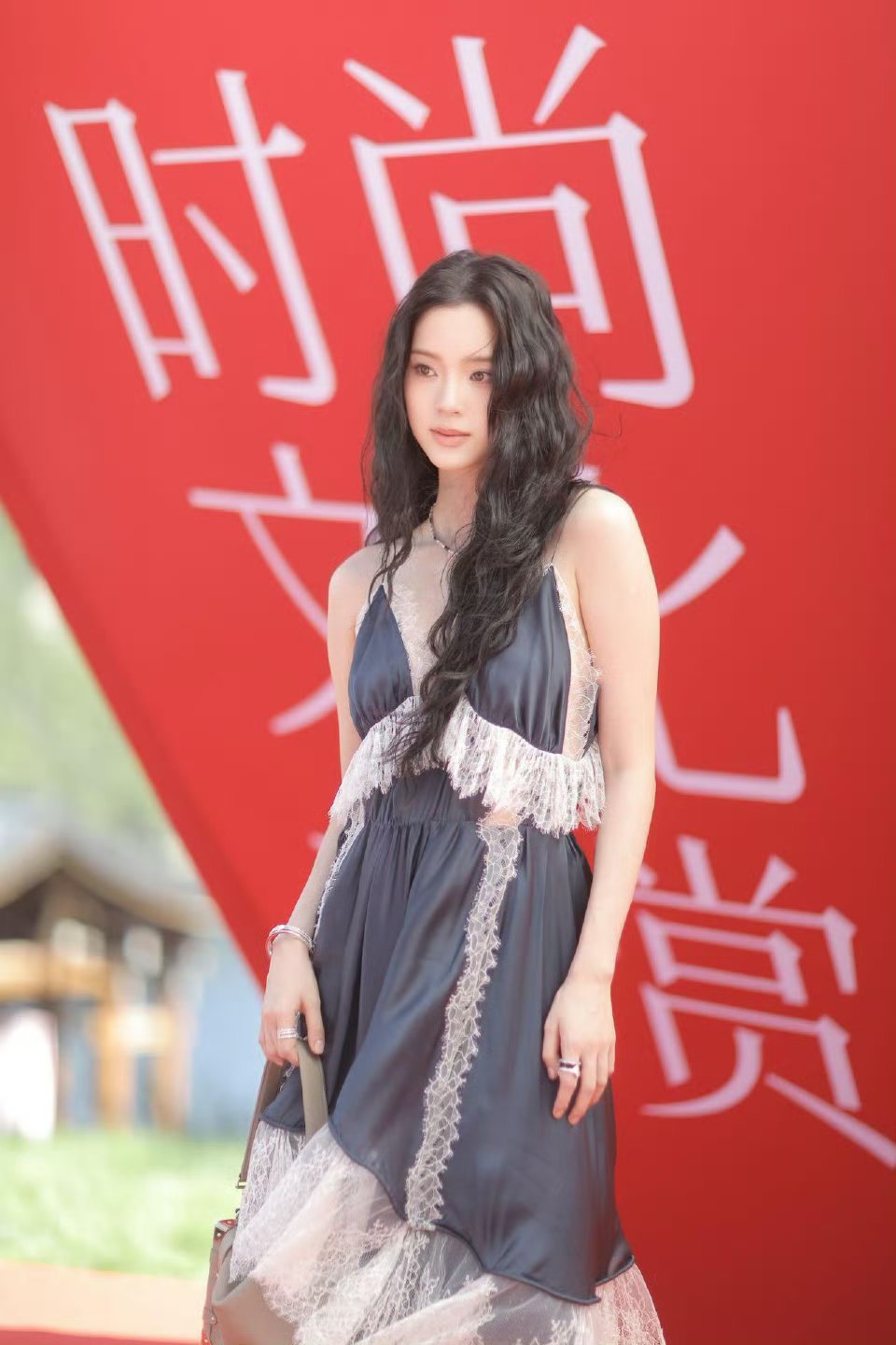 欧阳娜娜好像行走的洋娃娃欧阳娜娜这个卷毛真的幻视洋娃娃了​​​