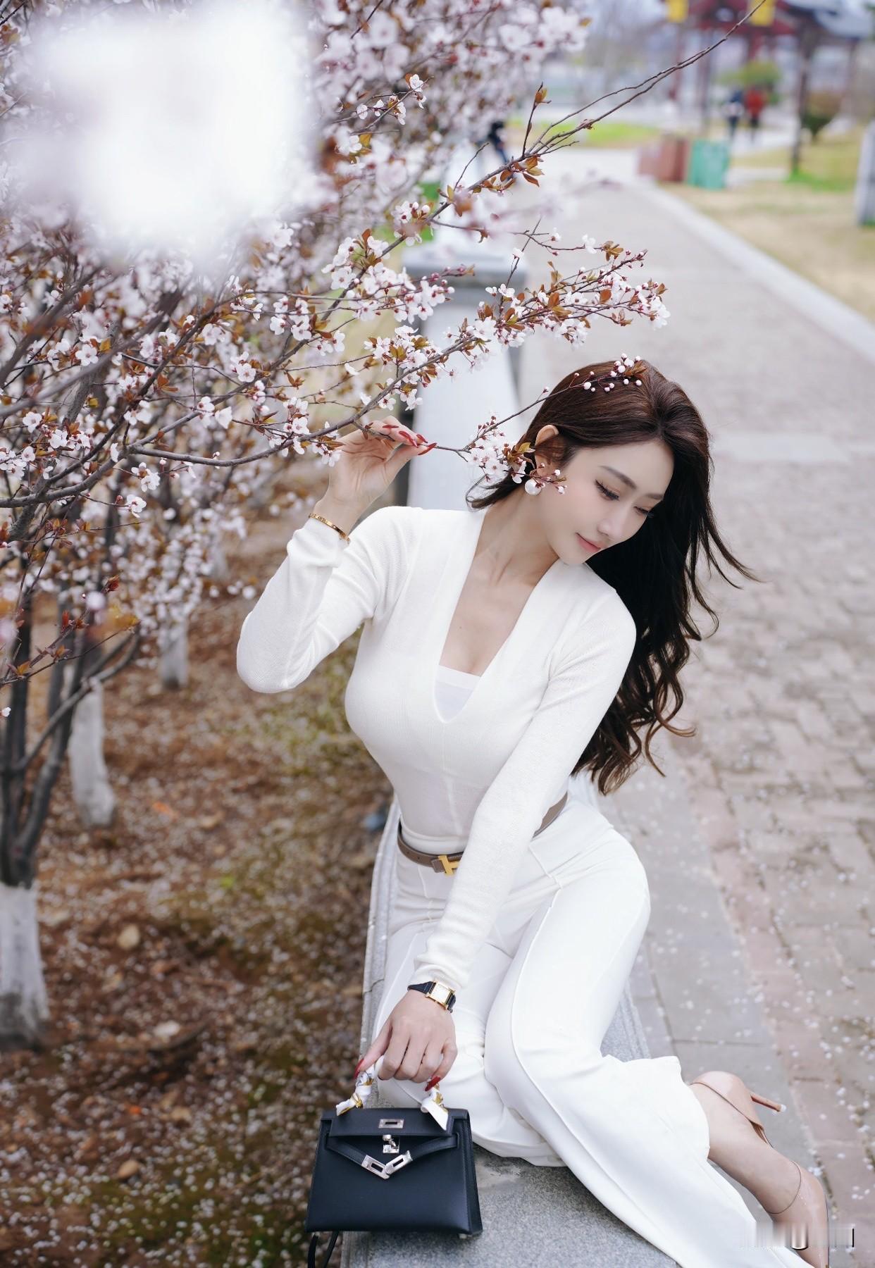 选高跟鞋，得先看脚型。亚洲女性前掌宽，宽脚或胖脚选前掌加宽鞋楦，裸色尖头鞋视觉显